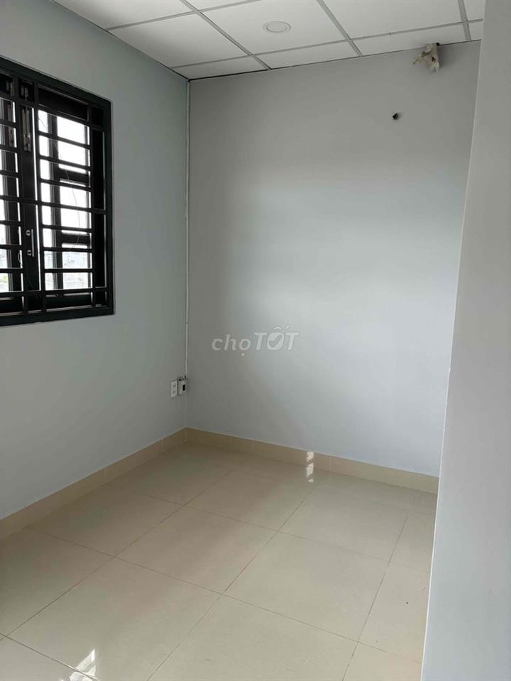 Phòng ban công thoáng 2.7 tr - sẵn máy lạnh- linh đông