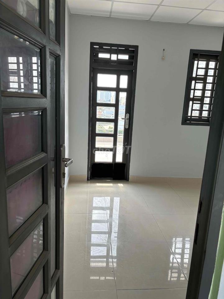 Phòng ban công thoáng 2.7 tr - sẵn máy lạnh- linh đông