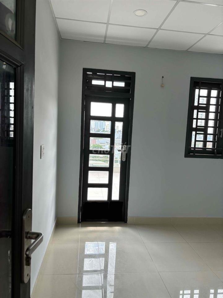 Phòng ban công thoáng 2.7 tr - sẵn máy lạnh- linh đông