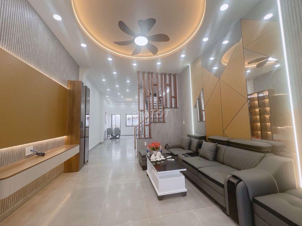 BÁN NHÀ NGAY CHỢ HIỆP BÌNH 3 TẦNG FULL NỘI THẤT 60M2 GIÁ 5.5 TỶ (TL)