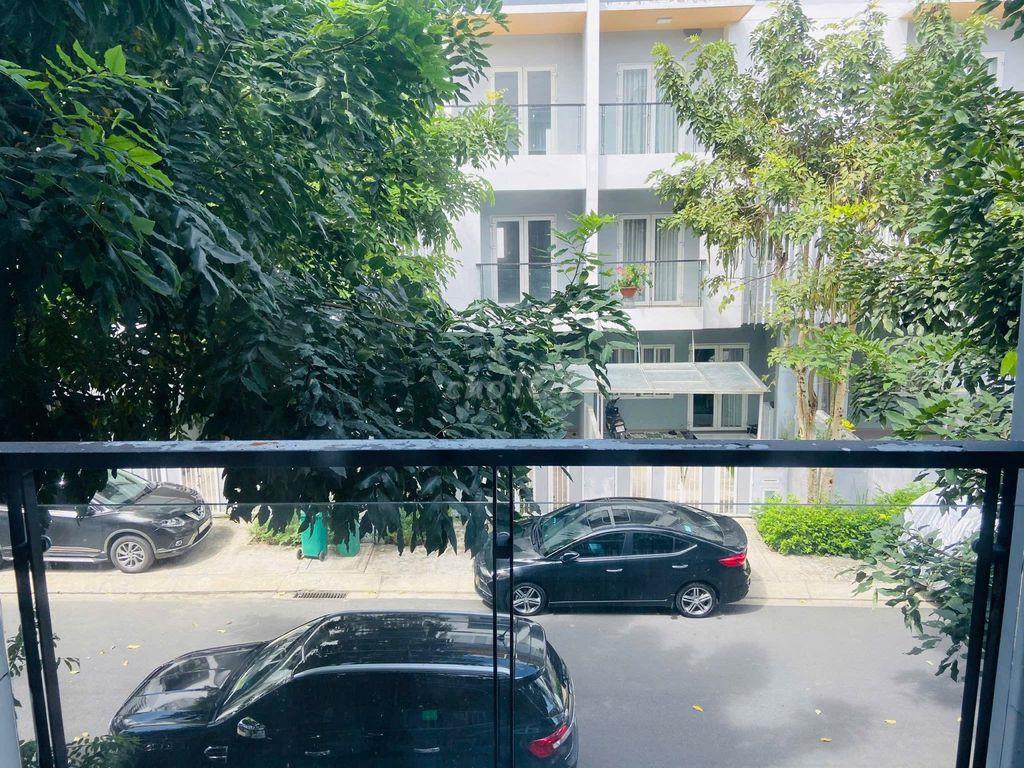 Mega village 75m2 sân vườn nhỏ,có nội thất cao cấp, hồ cá koi, sổ hồng
