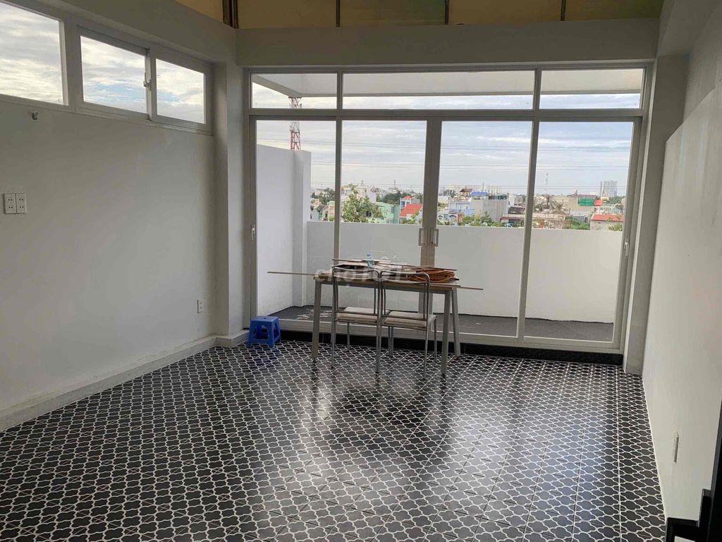 Cho thuê nguyên căn 4 lầu MT đường Phạm Văn Đồng vỉa hè 6m làm VP cty