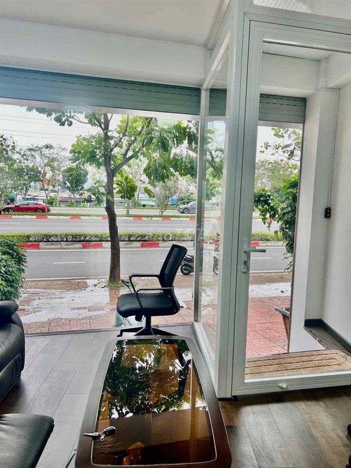 Cho thuê nguyên căn 4 lầu MT đường Phạm Văn Đồng vỉa hè 6m làm VP cty