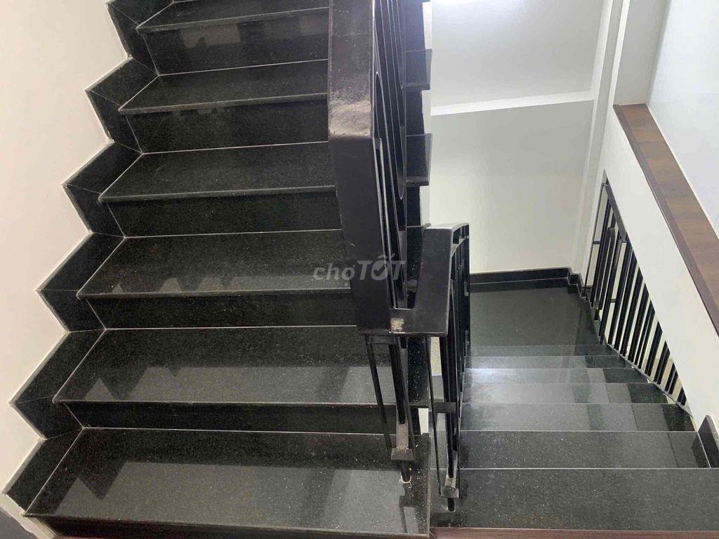 Cho thuê nguyên căn 4 lầu MT đường Phạm Văn Đồng vỉa hè 6m làm VP cty