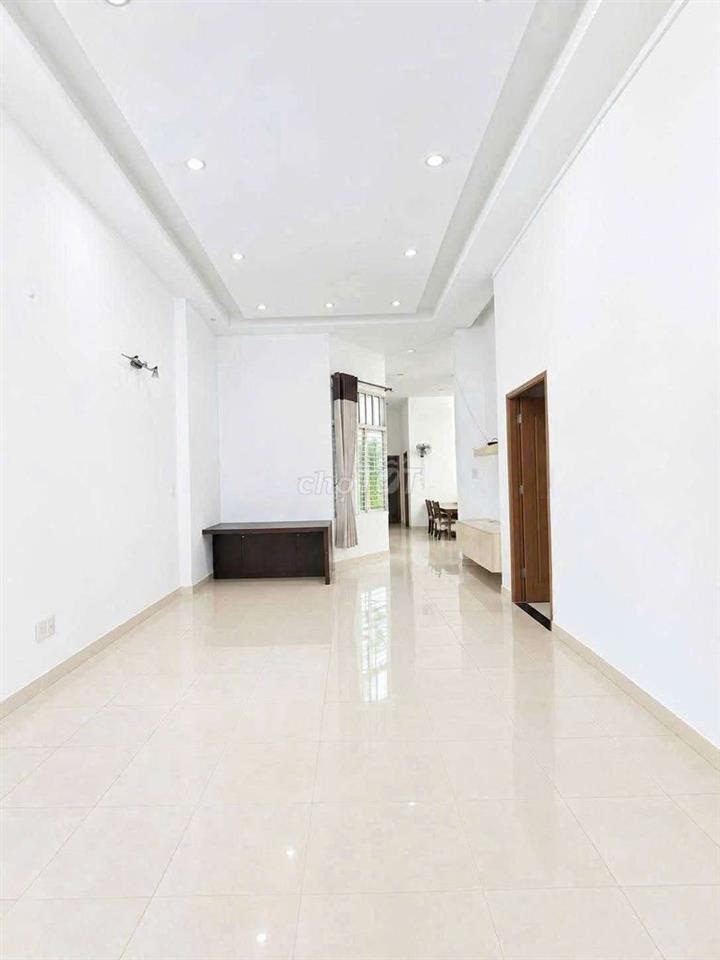NHÀ SIÊU RỘNG, SÂN ĐẬU OTO, SẴN 4PN MÁY LẠNH. SÁT BÊN PHẠM VĂN ĐỒNG