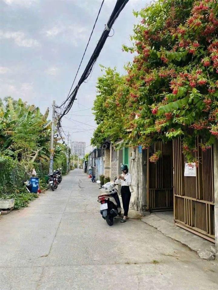 NHÀ SIÊU RỘNG, SÂN ĐẬU OTO, SẴN 4PN MÁY LẠNH. SÁT BÊN PHẠM VĂN ĐỒNG