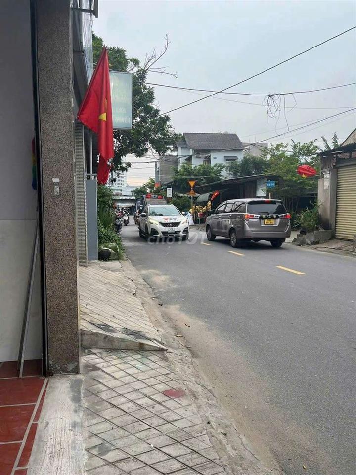 NHÀ MẶT TIỀN ĐƯỜNG LỚN, SÂN CỰC RỘNG. Ở + KD, VP CTY
