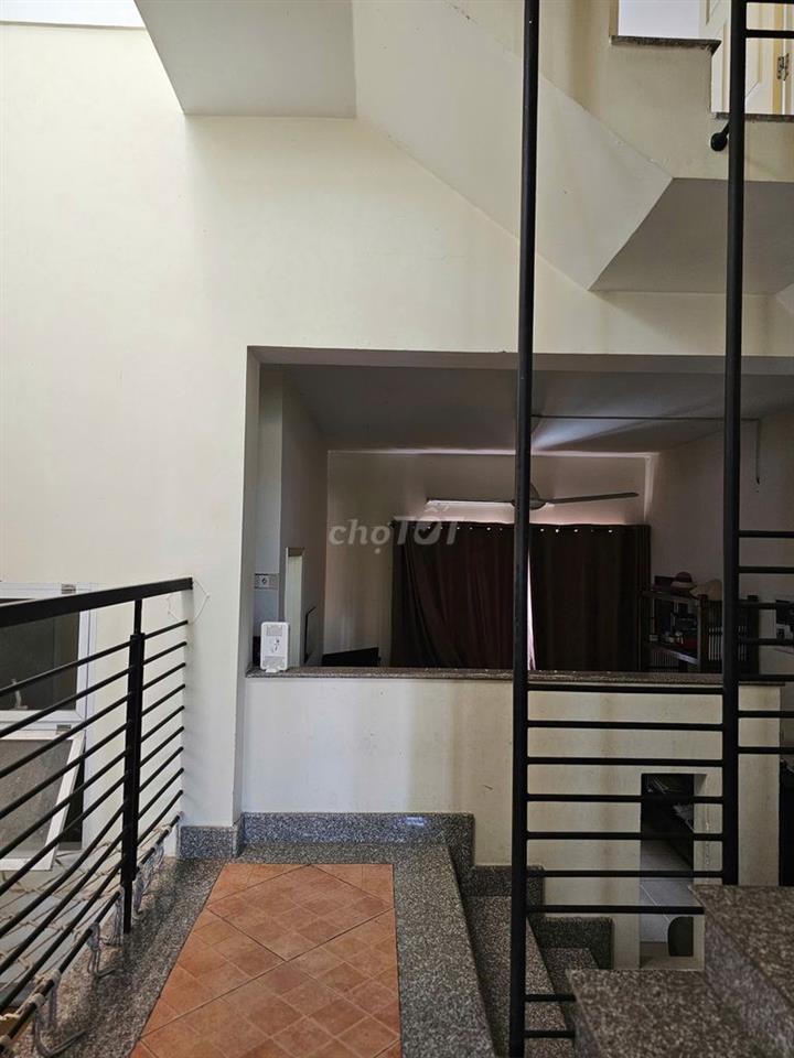 Nguyên căn 4 tầng làng báo chí, quận 2 (6x11m) . Giá thuê: 38tr/th