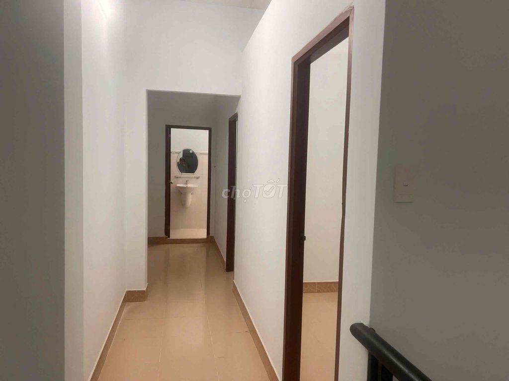 Nhà 1 trệt 1 lầu DT 5x18m gồm 3PN 2WC tại đường 6 Linh Tây Thủ Đức