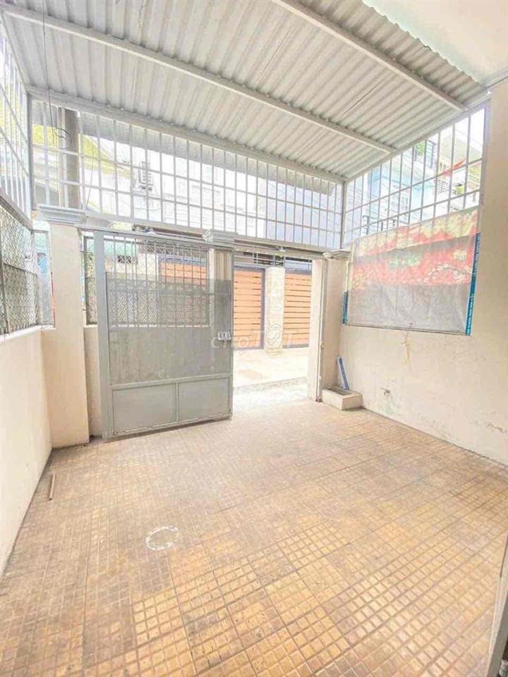 Nhà cấp 4 DT 80m2 gồm 2PN hẻm gần ngã tư Bình Thái