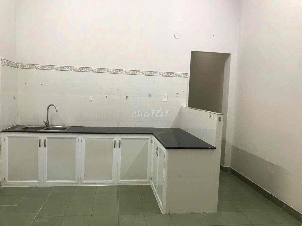 Nhà cấp 4 DT 80m2 gồm 2PN hẻm gần ngã tư Bình Thái