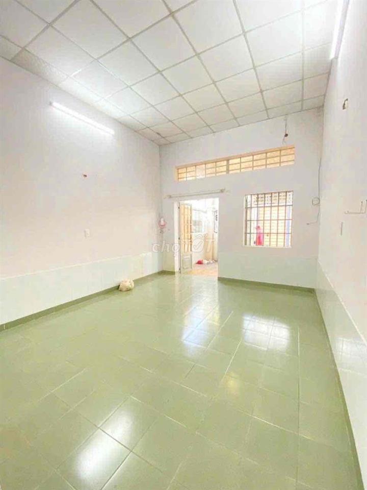 Nhà cấp 4 DT 80m2 gồm 2PN hẻm gần ngã tư Bình Thái