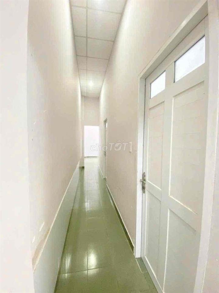 Nhà cấp 4 DT 80m2 gồm 2PN hẻm gần ngã tư Bình Thái