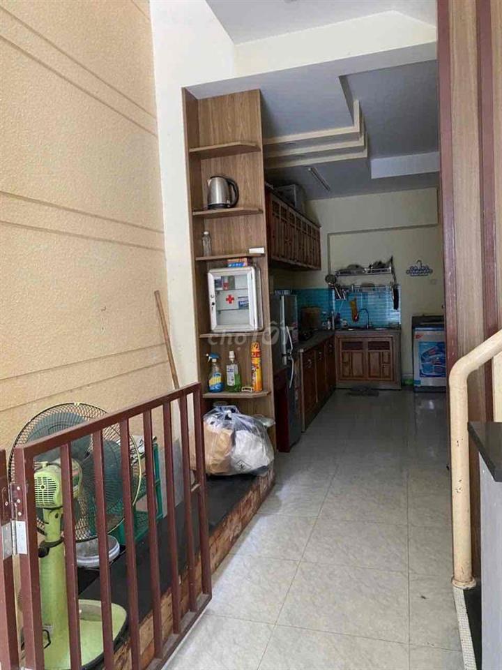 Nhà 1 trệt 1 lầu 2PN 3WC sẵn nội thất tại đường 102 Lã Xuân Oai Q.9