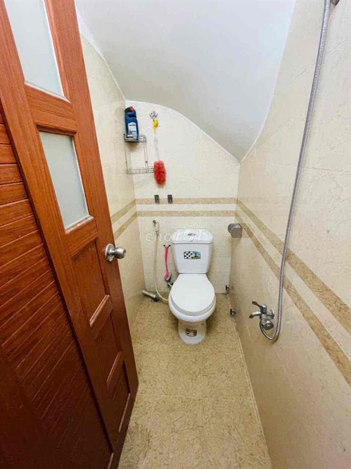 Nhà 1 trệt 1 lầu 2PN 3WC sẵn nội thất tại đường 102 Lã Xuân Oai Q.9