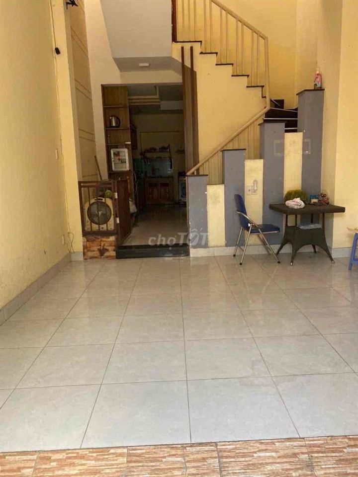 Nhà 1 trệt 1 lầu 2PN 3WC sẵn nội thất tại đường 102 Lã Xuân Oai Q.9