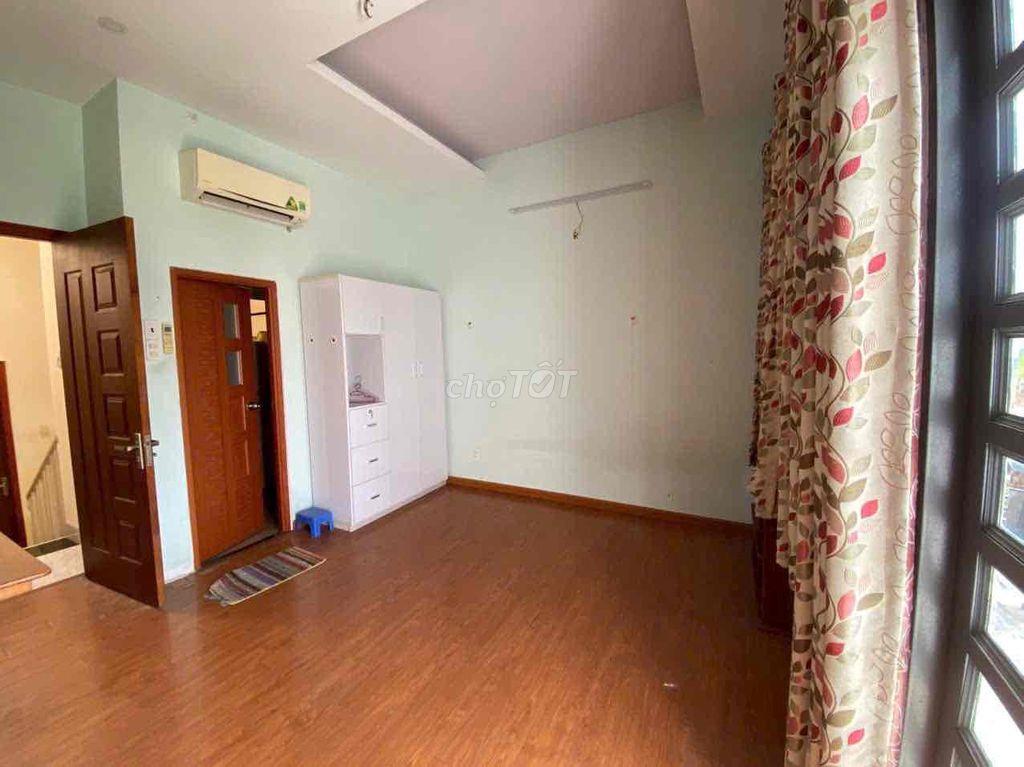 Nhà 1 trệt 1 lầu 2PN 3WC sẵn nội thất tại đường 102 Lã Xuân Oai Q.9
