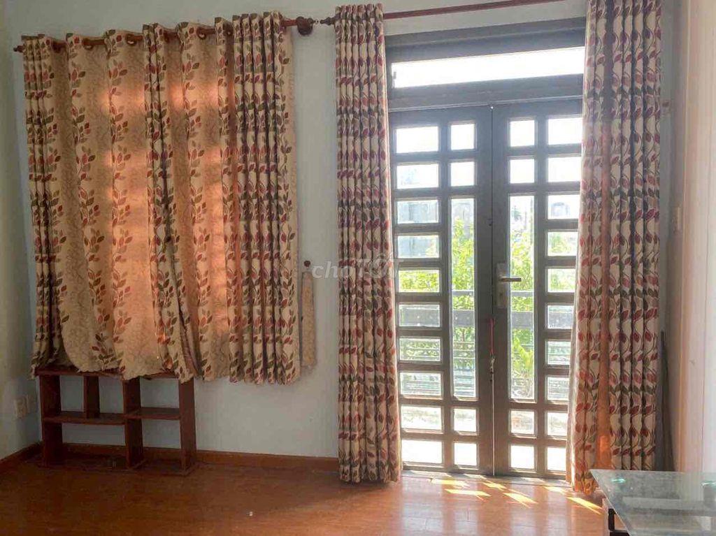Nhà 1 trệt 1 lầu 2PN 3WC sẵn nội thất tại đường 102 Lã Xuân Oai Q.9