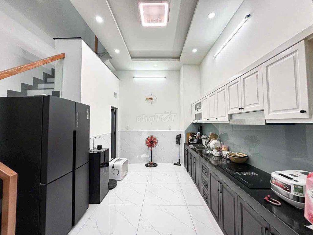 Nhà 1 trệt 2 lầu sân thượng gồm 4PN 4WC sẵn nội thất gần Lã Xuân Oai