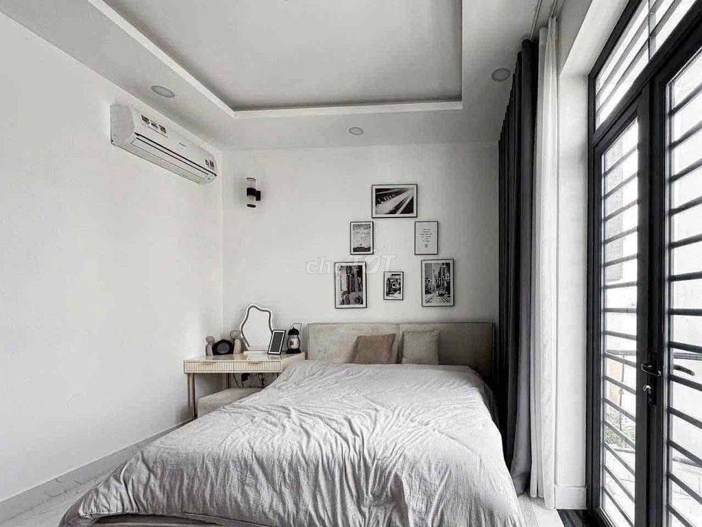 Nhà 1 trệt 2 lầu sân thượng gồm 4PN 4WC sẵn nội thất gần Lã Xuân Oai