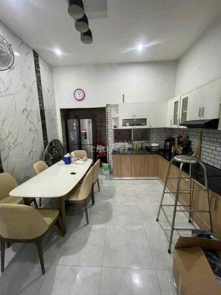 Nhà 1 trệt 1 lầu sẵn nội thất hẻm xe hơi gần Lê Văn Việt Q.9