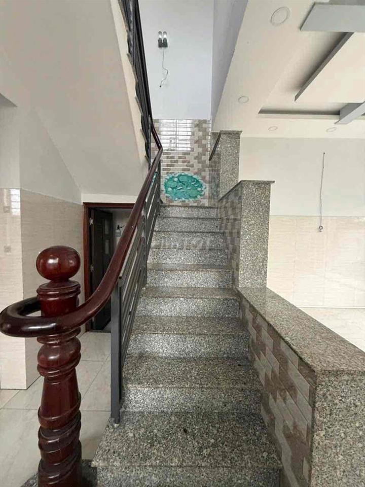 Nhà 1 trệt 1 lầu 4PN có sân rộng hẻm xe hơi kế ngã tư Thủ Đức