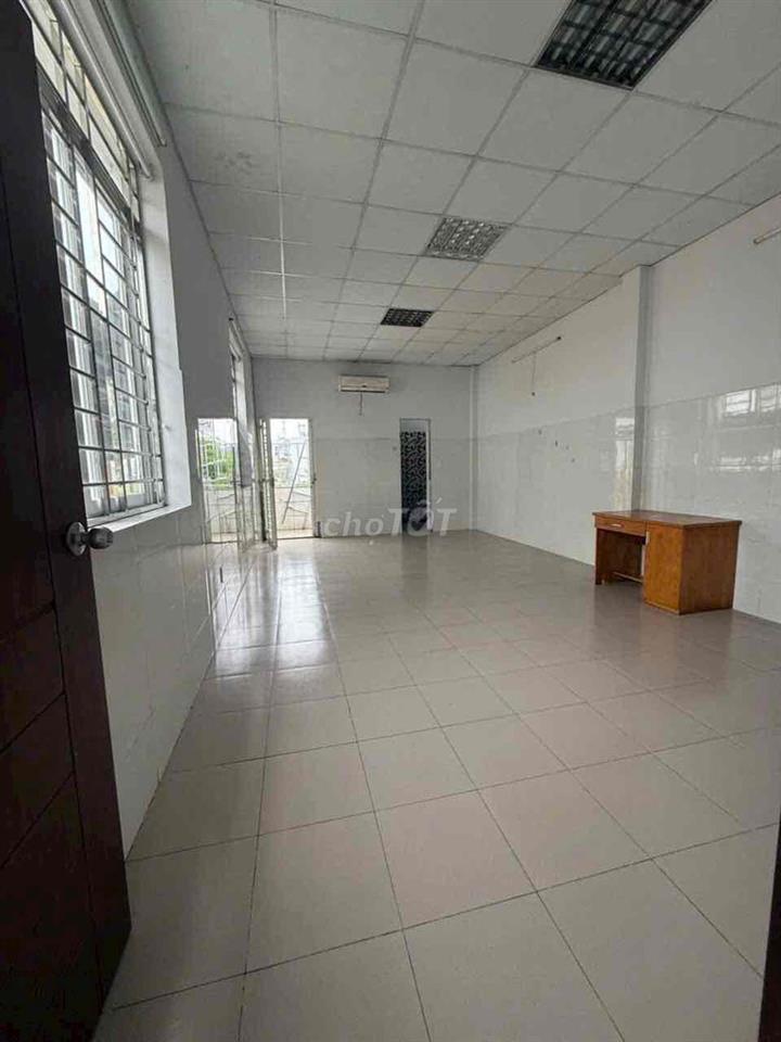 Nhà 1 trệt 1 lầu 4PN có sân rộng hẻm xe hơi kế ngã tư Thủ Đức