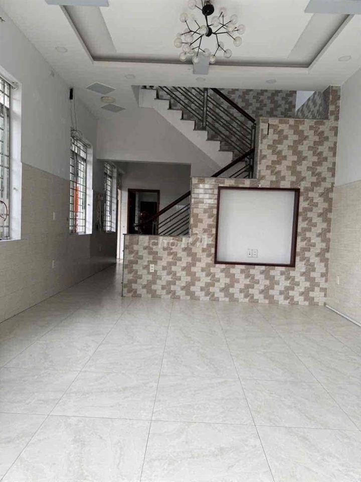 Nhà 1 trệt 1 lầu 4PN có sân rộng hẻm xe hơi kế ngã tư Thủ Đức