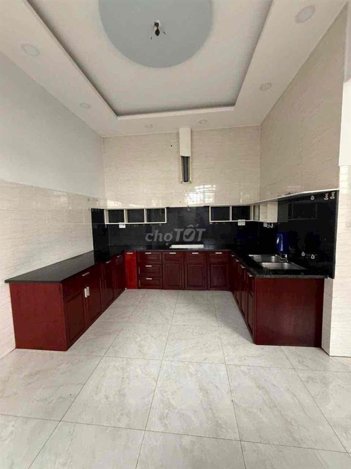 Nhà 1 trệt 1 lầu 4PN có sân rộng hẻm xe hơi kế ngã tư Thủ Đức