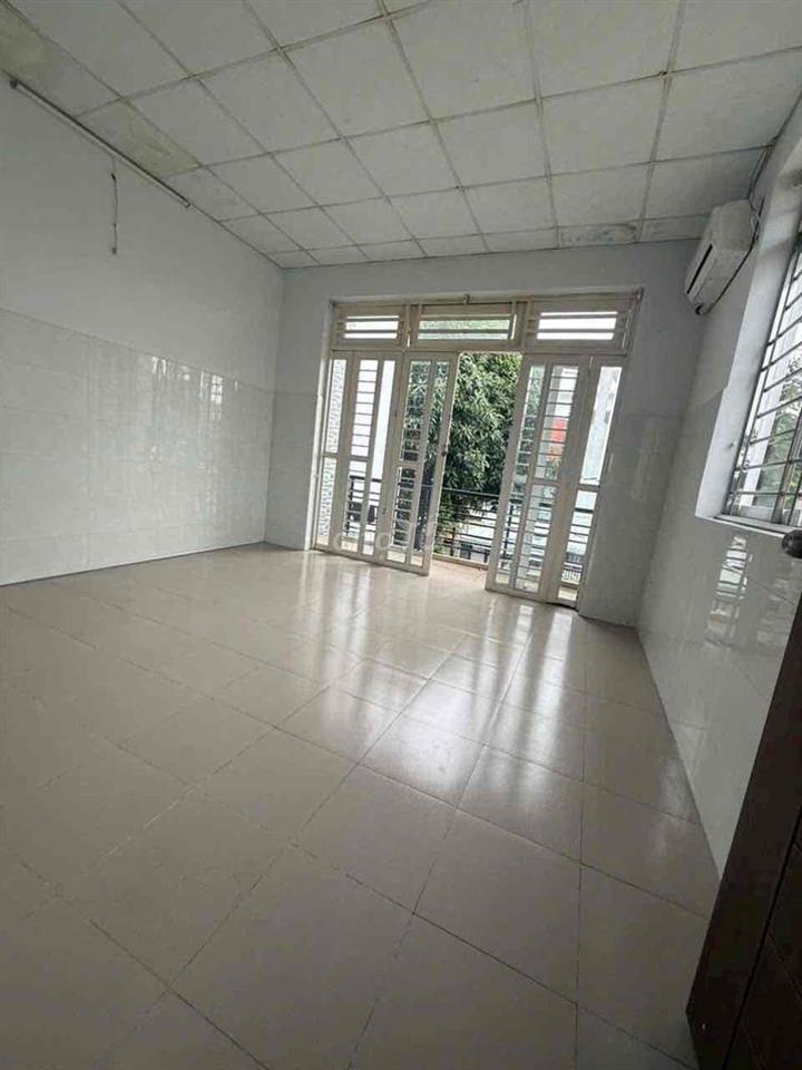 Nhà 1 trệt 1 lầu 4PN có sân rộng hẻm xe hơi kế ngã tư Thủ Đức