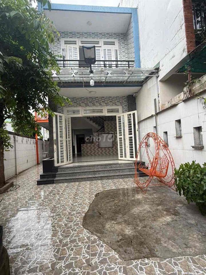 Nhà 1 trệt 1 lầu 4PN có sân rộng hẻm xe hơi kế ngã tư Thủ Đức