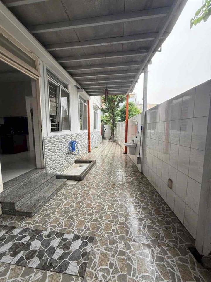 Nhà 1 trệt 1 lầu 4PN có sân rộng hẻm xe hơi kế ngã tư Thủ Đức