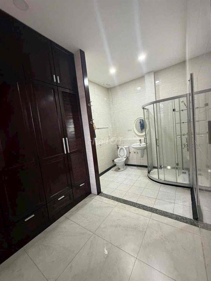 Nhà 1 trệt 1 lầu 4PN có sân rộng hẻm xe hơi kế ngã tư Thủ Đức