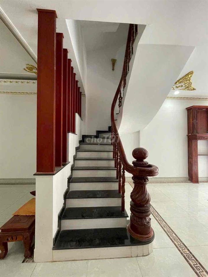Biệt Thự 6PN diện tích 11x16m đường Thuỷ Lợi giáp Quận 2