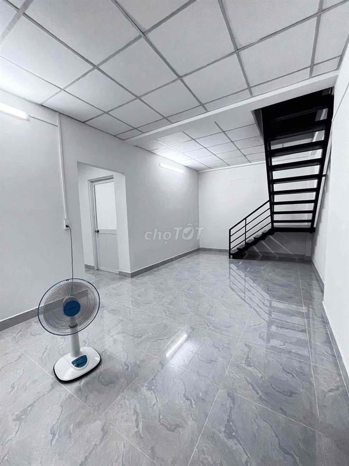 Nhà 1 trệt 1 lầu sân rộng DT 172m2 hẻm xe hơi tại đường 30 Linh Đông