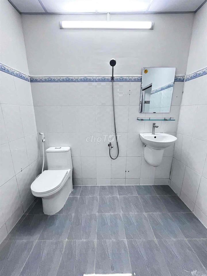 Nhà 1 trệt 1 lầu sân rộng DT 172m2 hẻm xe hơi tại đường 30 Linh Đông