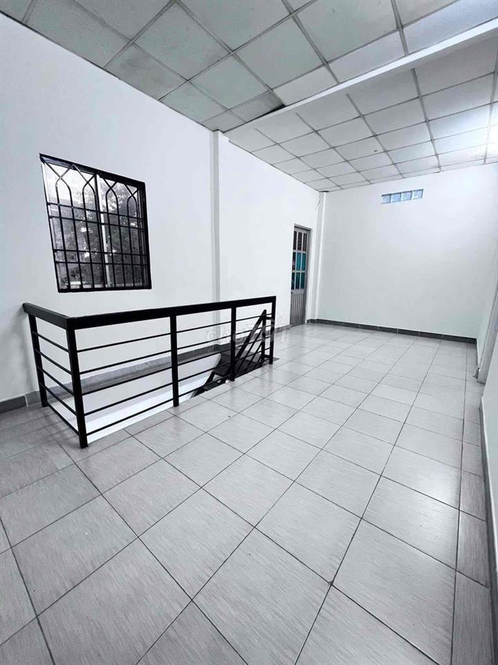 Nhà 1 trệt 1 lầu sân rộng DT 172m2 hẻm xe hơi tại đường 30 Linh Đông