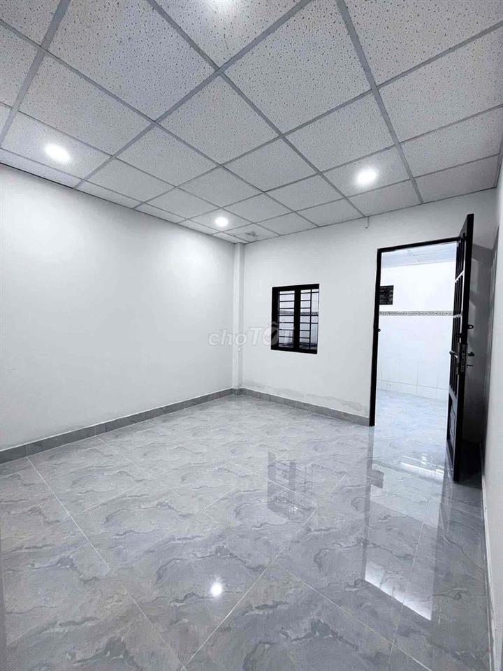 Nhà 1 trệt 1 lầu sân rộng DT 172m2 hẻm xe hơi tại đường 30 Linh Đông