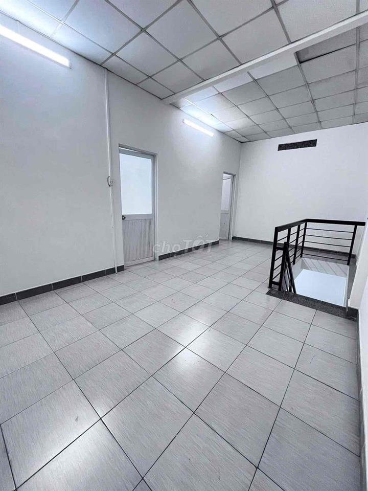 Nhà 1 trệt 1 lầu sân rộng DT 172m2 hẻm xe hơi tại đường 30 Linh Đông