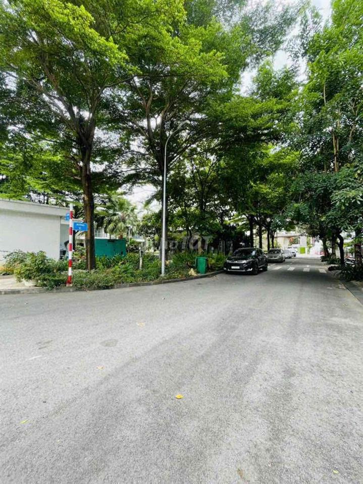 Nhà Phố 1T2L 96m2  gồm 4PN 5WC sẵn nội thất khu Compound Golf Park