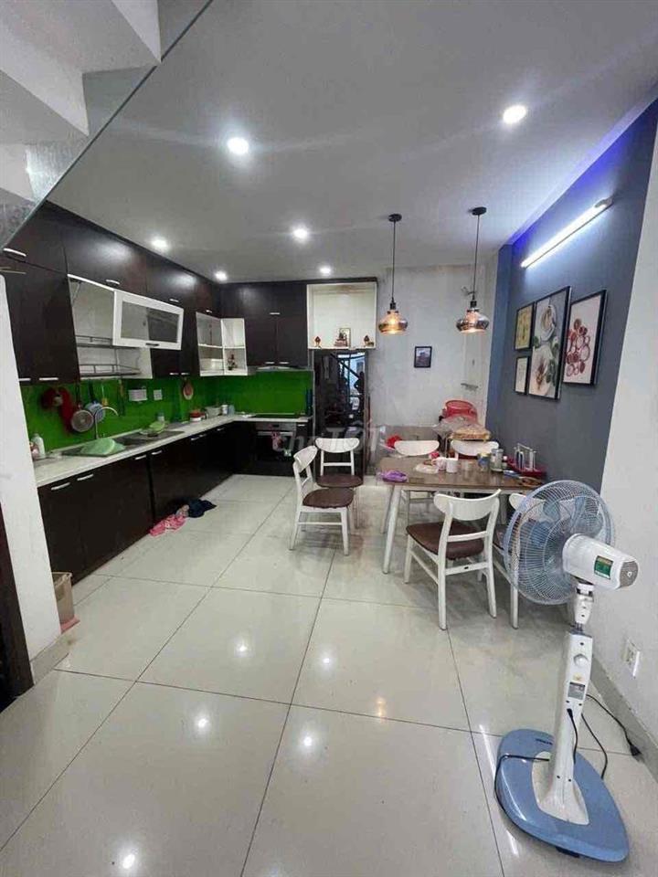 Nhà 1T2L 3PN sẵn nội thất hẻm xe hơi tại đường 102 gần Lã Xuân Oai Q.9