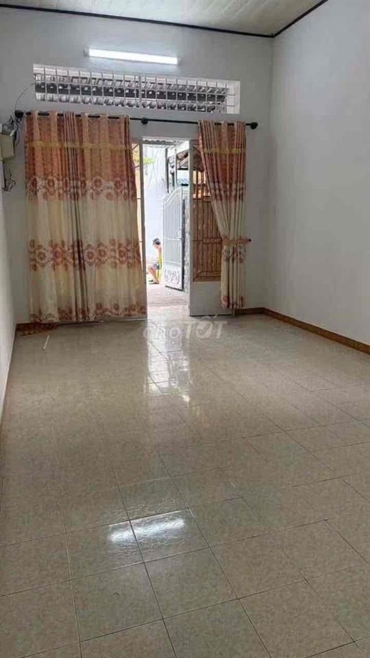 Nhà cấp 4 DT 84m2 gồm 2PN sân rộng gần Suối Tiên, chợ 138