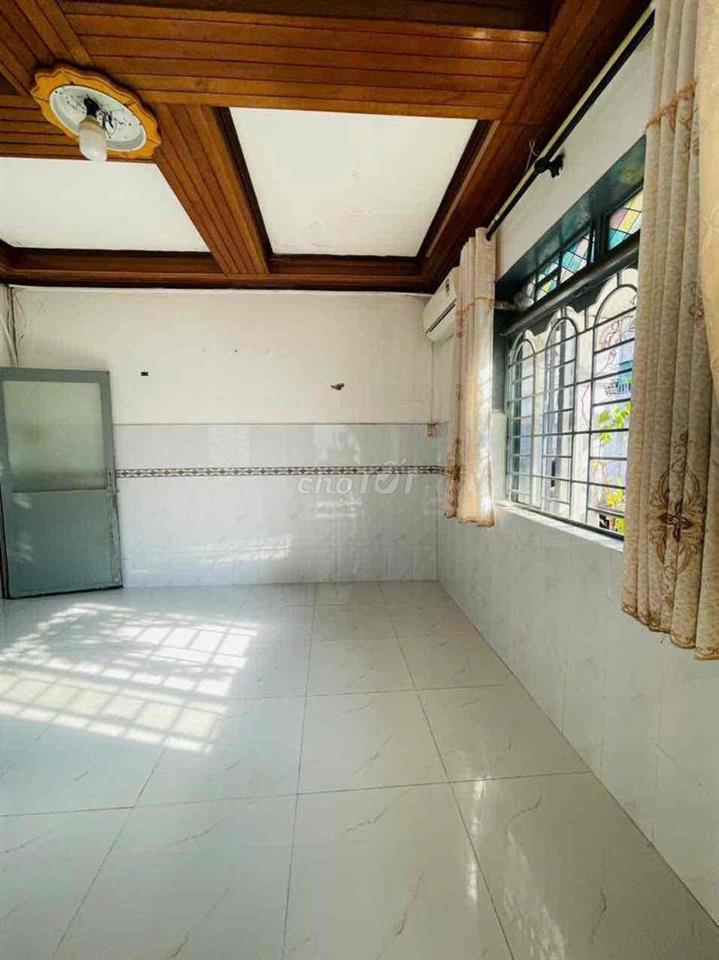 Nhà cấp 4 sân rộng gồm 1PN hẻm xe hơi đường 11 Trường Thọ Thủ Đức