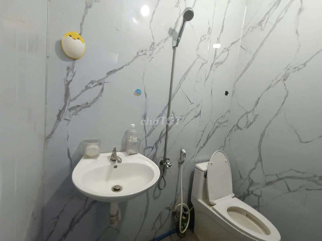 Phòng ban công sẵn nội thất, gần ngã 4 Thủ Đức-chợ Linh Trung 