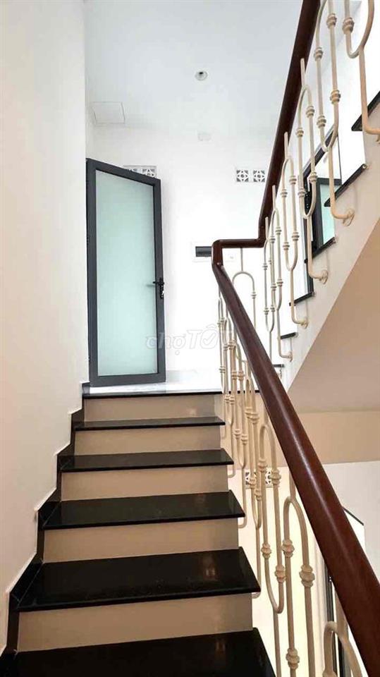 Cho thuê nhà/Vp mới 100% đs 2, p.Trường Thọ 4 tầng có nhà xe Giá 18tr