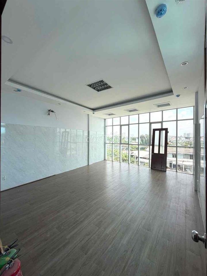 Cho thuê Vp/MBKD p.Linh Đông hơn 700m2 có hầm xe thang máy 60tr TL