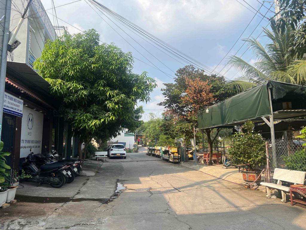 Nhà dtsd 60m , 3 tầng ,đường 24m , điện nước riêng