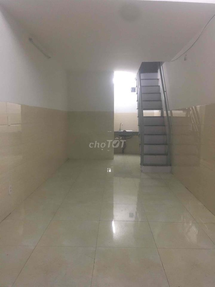 Nhà dtsd 60m , 3 tầng ,đường 24m , điện nước riêng