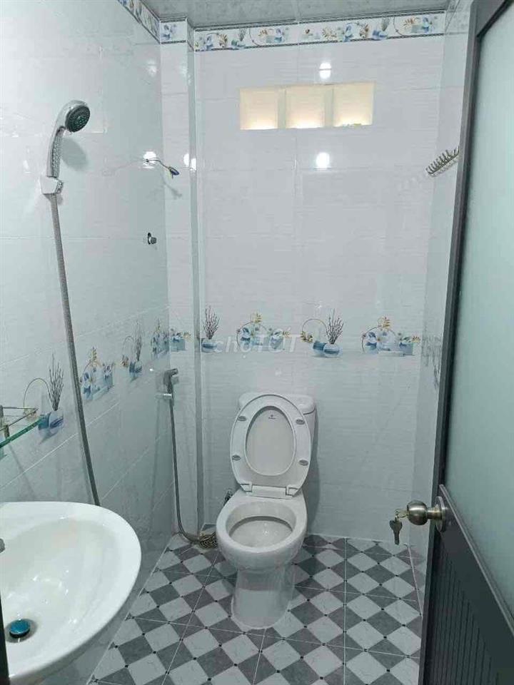 thuê nhà nguyên căn 3 phòng có 3 pn , có sẵn 3 máy lạnh