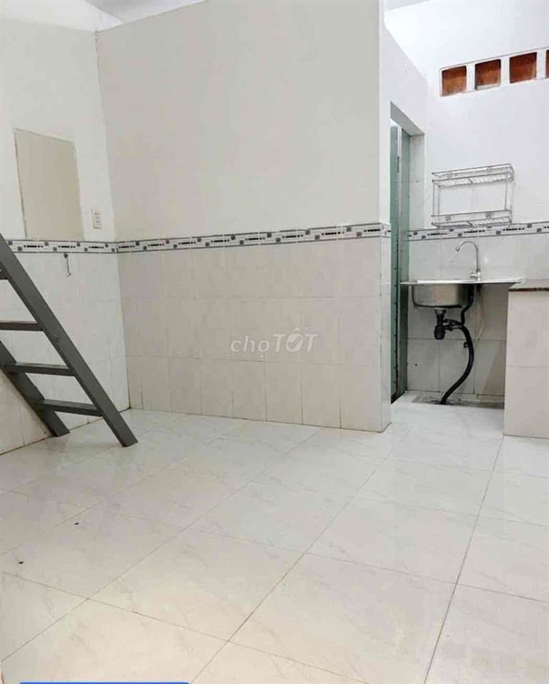nhà trọ 1 trệt 1 lầu ở phạm văn đồng ốp gạch